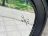 【ブラインドスポットモニター】走行中、ドアミラーの死角になりやすい箇所に後続車が接近するとサイドミラーのレンズに警告を表示!ドライバーに注意喚起をしてくれます。