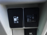急速充電時は、車内の専用スイッチを操作することで充電口の蓋が開く仕組みです。車内からの操作に限定することで、誤接続や差し間違いを防ぐ安全性の高い設計となっています。
