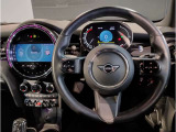 ミニ独特のゴーカートフィーリングと呼ばれる軽快なハンドリングはAT車、MT車のどちらでも楽しめます。