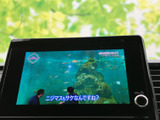 停車中は画面でテレビ番組を視聴でき、待ち時間も車内で過ごしやすくなります。映像と字幕を見ながら楽しめるので、お出かけ先での休憩時間にも活用いただけます。