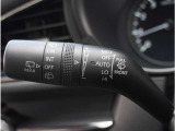【オートワイパー機能】レバーをAUTOの位置にしているとき、レインセンサーが雨を感知すると、雨量に応じて、ワイパーが自動で作動します。