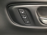運転席ドアには、2名分のドライビングポジションを記憶できるメモリースイッチを装備。乗るたびにシート位置を簡単に呼び出せます。