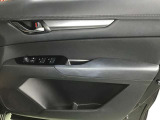 運転席のパワーウィンドウスイッチとトリムデザインです。