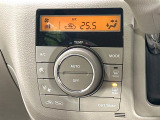 【オートエアコン】一度お好みの温度に設定すれば、車内の温度を検知し風量や温度を自動で調整。暑い&hellip;寒い&hellip;と何度もスイッチ操作をする必要はありません。快適な車内空間には必須の機能ですね♪