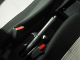 運転席と助手席の間にはパーキングブレーキレバーがあります。