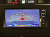 バックガイドモニター付きです。車の後方に小型カメラが付いており、バックする際の後方の様子をモニター上に表示します。