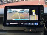 後方の映像に加えて車両周囲の様子も画面で確認でき、駐車時の位置合わせをサポートします。ガイド表示を目安にしながら周囲を目視で確かめられ、狭い場所での駐車にも役立つ装備です。