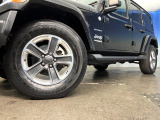●純正18インチアルミホイール:輸入車ならではの卓越した走りを支えるホイールと足回りです!日本車の走りに慣れている方にもぜひ体感して頂きたいほど、高いレベルでまとまっています!