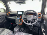 運転席まわりです。 各操作スイッチは使いやすい位置に配置されてます。