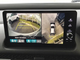 マルチビューカメラが周囲をしっかり映してくれるから、駐車が苦手でも安心。見えにくい場所もひと目でわかり、落ち着いて操作できます。