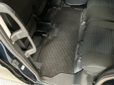 しっかりと汚れ、砂ぼこりを落とし足元まで清潔な車内空間を作り上げております♪