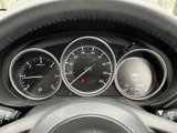 速度やエンジン回転数などの情報が円形メーターにまとまり、運転席から確認しやすい配置です。右側の表示部では車両情報も確認でき、必要な情報をひと目で把握しやすい見やすい構成です。