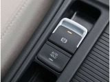 【オートホールド】 停車中にブレーキを踏み続けなくともブレーキが保持されます。発進時はアスセルを軽く踏み込むことによって解除されます。