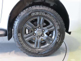 純正のアルミホイール装着車です。タイヤサイズは265/65R17です。