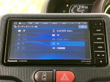 オーディオの選択画面から、AM・FMやBluetooth Audio、USBなどの項目を確認できます。用途に合わせて音楽や音声情報を選べるので、普段のお出かけにも便利にお使いいただけます。
