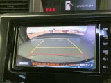 後方の映像に加えて目安となるガイド線が表示され、駐車時に車両後方の位置関係を確認できます。周囲を直接確認しながら、後退操作を行う際に役立つ装備です。