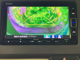 後方の様子を画面で確認でき、駐車時に周囲を把握するためのサポートになります。ガイド表示も備わり、車庫入れや駐車位置を確認する際に活用しやすい装備です。