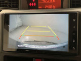車庫入れなど後進運転時に死角をモニターで確認ができて安全です♪ ステアリング操作の参考になるガイド線も表示しますので車庫入れがニガテな方も安心ですネ!