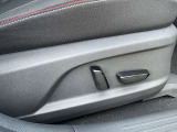 【運転席パワーシート】電動で運転席のシートを前後、高さ、リクライニングなどの位置を調整可能です。 自分の体格や好みに合わせて細かく調整できるため、長時間の運転でも快適に過ごせます。