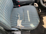 運転席シートのダメージ写真です。