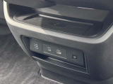 ワイヤレス充電が搭載されているのでお手持ちの携帯電話を置くだけで充電が可能です。