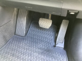 マツダ車の共通するポイントに、前輪を前に出し運転席足元スペースを広げたことがあります。これによりホイールハウスが邪魔にならずドライバーの中心線を基準とした最適位置へのペダル配置が可能となりました!
