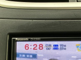 モニターにはテレビ番組の映像が表示されており、画面表示を利用できる装備です。停車中のひとときに映像を楽しめるほか、画面周りのボタンから各種メニューを選べます。