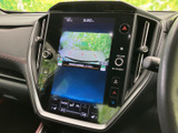 画面には車両前方の映像が表示され、周囲の状況を確認する際に役立ちます。表示を見ながら車庫入れや狭い場所での移動をサポートする、便利な装備です。