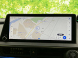 地図が画面いっぱいに表示され、現在地を中心に周辺の道路や施設を確認しやすい仕様です。目的地設定などの案内機能も使え、初めての場所へ向かう日も頼れる装備です。