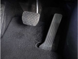 【オルガン式アクセルペダル】人間工学に基づいてオルガン式アクセルペダルを採用しております。運転時の疲労を軽減し、とっさのときの踏み間違いも起きにくくなります。
