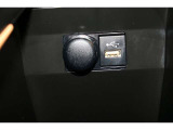 運転席からも助手席からも使いやすい両開きのコンソールボックス内にはデータ通信/給電用のUSBポートや、アクセサリーソケットが装備されています。