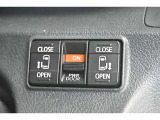 両側パワースライドドア付きだから、狭い駐車スペースなどでの 乗り降りラクラク!小さなお子さまのいるご家庭には嬉しい装備。