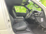運転席まわりは前方から左右まで見渡しやすく、乗り降りの際も動線にゆとりがあります。座面やひじ掛けも備わり、落ち着いて過ごせる空間です。