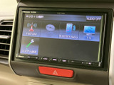 FM・AMやBluetooth Audio、テレビなどの選択肢が画面にまとまり、使いたい音源を確認しやすい表示です。日々の移動時間に合わせて音楽やラジオを楽しめます。