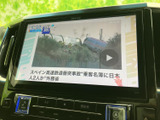 停車中にテレビ映像を楽しめる画面を備えています。ニュースなどの番組を視聴でき、休憩時間の情報確認にも便利。見やすい画面で、停車時のひとときを快適に過ごせます。