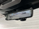 スマートリヤビューミラーは、リヤゲートガラスの内側に取り付けたカメラの映像をルームミラーに表示する機能です!!