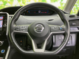 手元に複数のスイッチを備え、運転姿勢を保ちながら必要な機能にアクセスできます。握りやすい形状で、日々の運転時にも手元の操作をまとめて行いやすい仕様です。