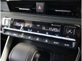 左右独立温度コントロールフルオートエアコンです。運転席、助手席それぞれで独立して温度設定ができます。冷え性の方が乗っても安心ですね♪