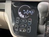 【オートエアコン】一度お好みの温度に設定すれば、車内の温度を検知し風量や温度を自動で調整。暑い&hellip;寒い&hellip;と何度もスイッチ操作をする必要はありません。快適な車内空間には必須の機能ですね♪