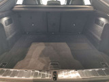 トランク部分が下にへこんでいるため通常のトランクよりも多く荷物を入れることができたり、へこみを生かした積載ができます