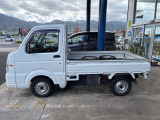 パートタイム4WD 高低二段切替式 (後輪駆動ベース) パワステ エアコン フロア5速MT 走行58592キロ 三方開 アッパーメンバーガード アングロポストプロテクター 荷台マット 中古スタッドレス