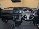 オシャレなインテリアで運転する気分も盛り上がりますよね^^