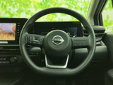 手元には複数のスイッチがまとまり、運転中も前方から大きく視線を外さずに各種機能へアクセスしやすい設計です。握りやすい形状で、毎日の運転を自然にサポートします。