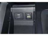 USBポート付きですので携帯等の充電もできます。