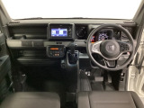 車内は光触媒抗菌消臭施工済です。インパネ周りはスタイリッシュなデザインで機能や装備も充実しています。グローブボックスやカップホルダーのほかにトレーなどたくさんの収納スペースが付いています。
