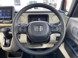 手元に各種スイッチがまとまり、運転姿勢を大きく変えずに必要な操作へアクセスしやすい配置です。メーターも正面に確認でき、日常の運転で扱いやすさに配慮された装備です。