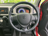 握りやすい形状で、運転姿勢を保ちながら自然にハンドル操作ができます。メーターの視認を妨げにくい配置で、日々の運転にもなじみやすい室内です。