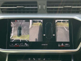 【 サラウンドビューカメラ 】車両の4つのカメラから得た映像を合成し、上空から眺めているような映像をモニターに映し出します。車両周辺の歩行者や障害物などの発見に役立ちます。
