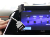 音声と映像が1本のケーブルで伝送できる便利なHDMIと、iPhoneやスマートフォンのデータ通信や給電に便利なUSBのソケットを装備しています。車内にあると便利なアイテムのひとつですね!