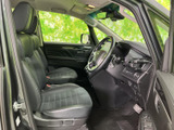 前席はゆったりとした座面と背もたれで、運転席・助手席それぞれに落ち着いて座れる空間です。窓からの視界も広く、乗り降りしやすい開口部で日常の移動を快適に支えます。